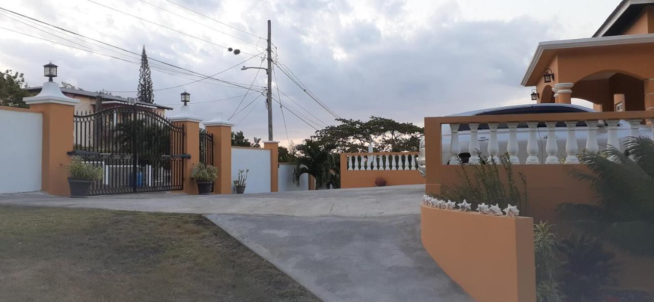 Bed and Breakfast Modrians Runaway Bay Exterior foto